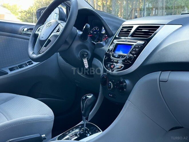Hyundai Accent-16