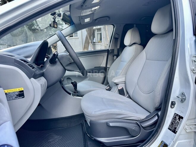 Hyundai Accent-17