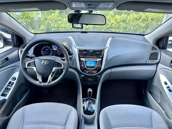 Hyundai Accent-15