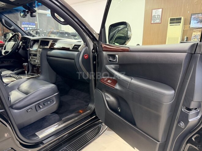 Lexus LX 570-32