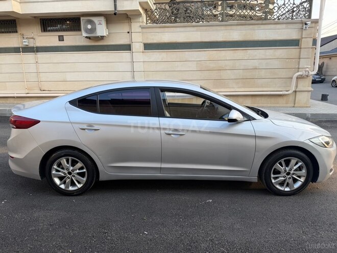 Hyundai Elantra-4