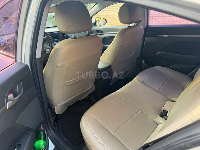 Hyundai Elantra-8