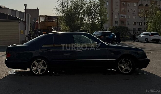 Mercedes E 240-13