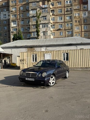 Mercedes E 240-17