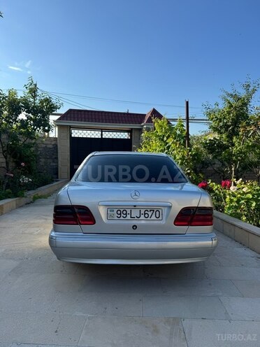 Mercedes E 200-2