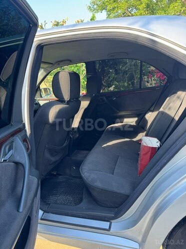 Mercedes E 200-11