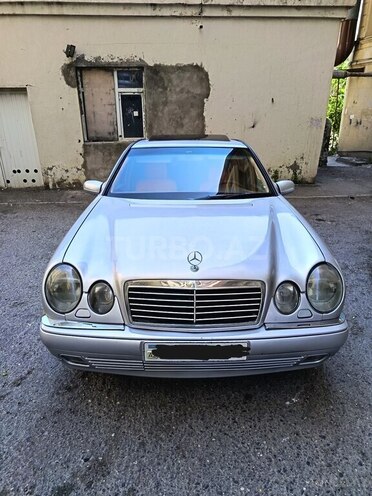 Mercedes E 240-1