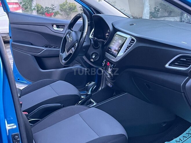 Hyundai Accent-14