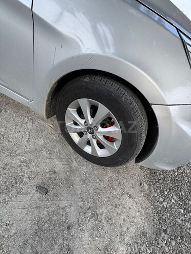 Hyundai Accent-12