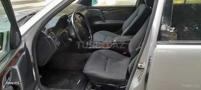 Mercedes E 200-11