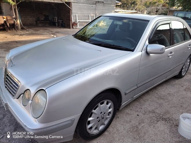 Mercedes E 240-4