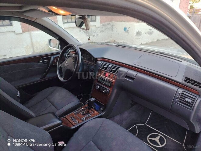 Mercedes E 240-13