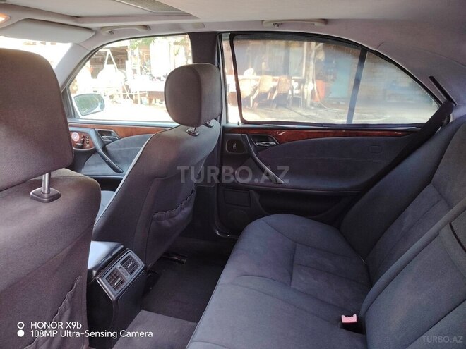 Mercedes E 240-11