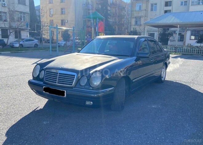 Mercedes E 240-1