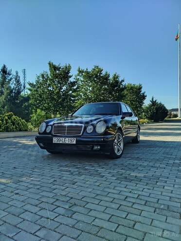 Mercedes E 240-1