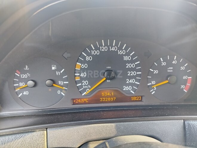 Mercedes E 240-4