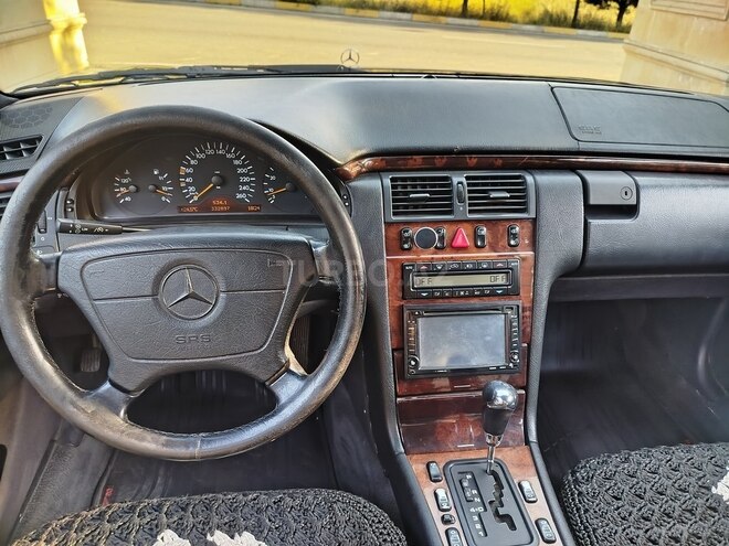 Mercedes E 240-3