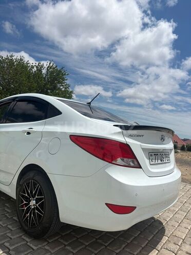 Hyundai Accent-7