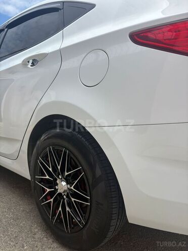 Hyundai Accent-12