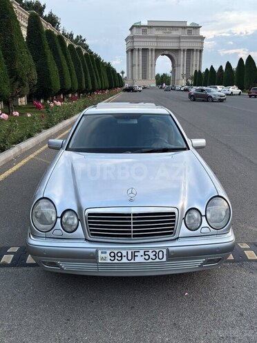 Mercedes E 240-1