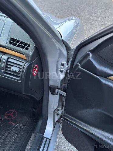 Mercedes E 240-11