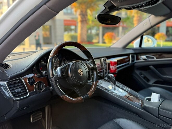Porsche Panamera-12