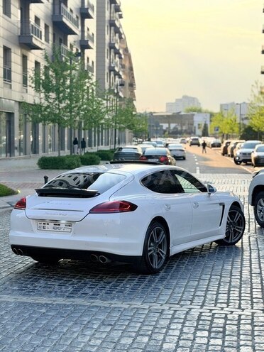 Porsche Panamera-8