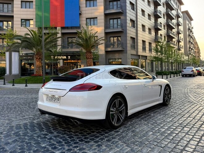 Porsche Panamera-6