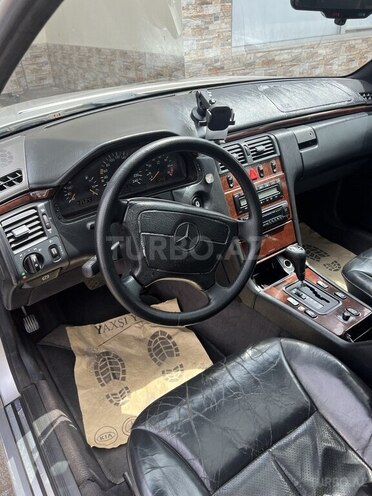 Mercedes E 230-5