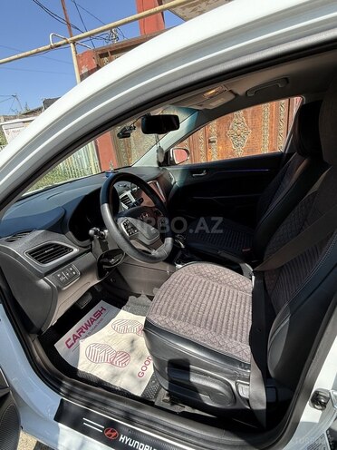 Hyundai Accent-12