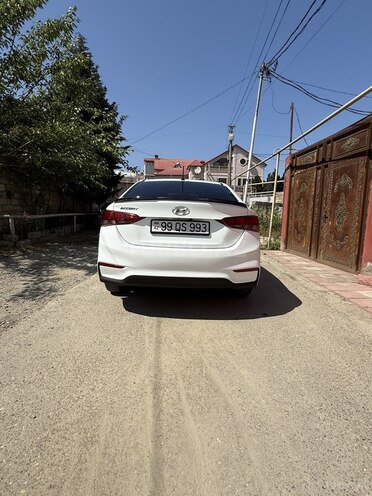 Hyundai Accent-2