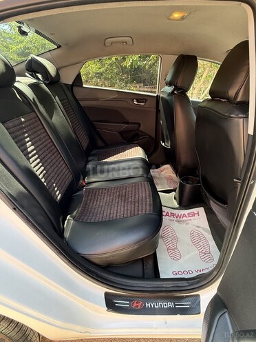 Hyundai Accent-7