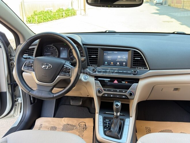 Hyundai Elantra-11