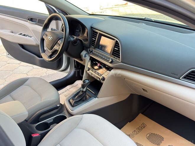 Hyundai Elantra-12