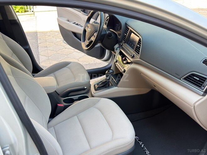 Hyundai Elantra-13