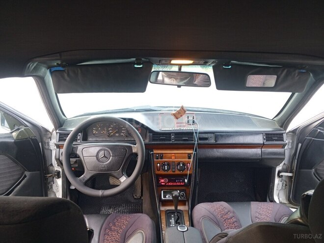 Mercedes 230 E-16