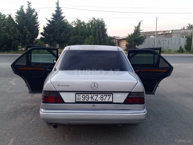Mercedes 230 E-13