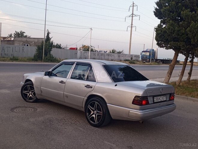 Mercedes 230 E-11