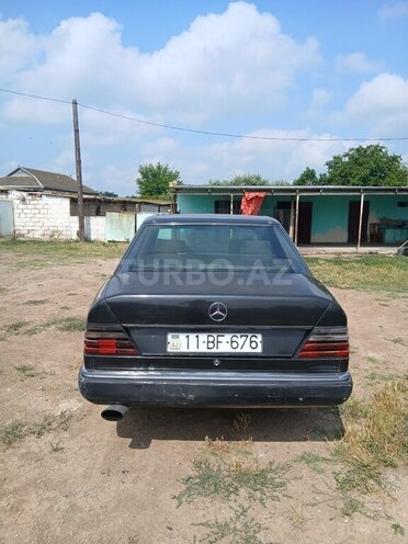 Mercedes 200 D-14