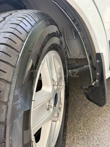 Ford Transit-9