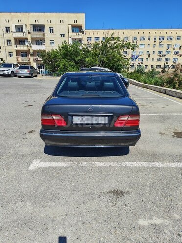 Mercedes E 240-6