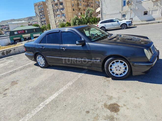 Mercedes E 240-11