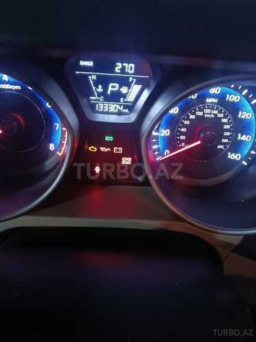 Hyundai Elantra-11