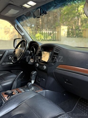 Mitsubishi Pajero-8
