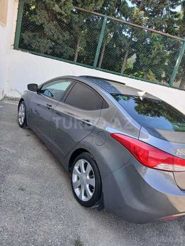Hyundai Elantra-12