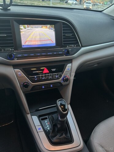 Hyundai Elantra-11