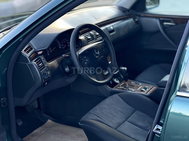 Mercedes E 240-11