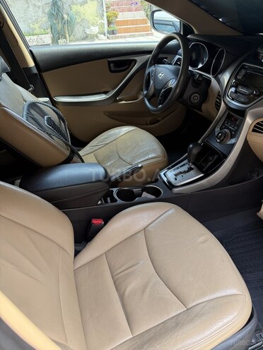 Hyundai Elantra-3