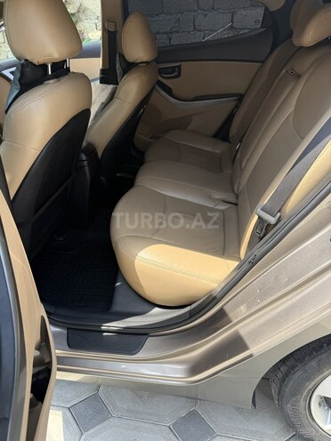 Hyundai Elantra-4