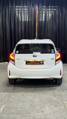 Toyota Aqua-10